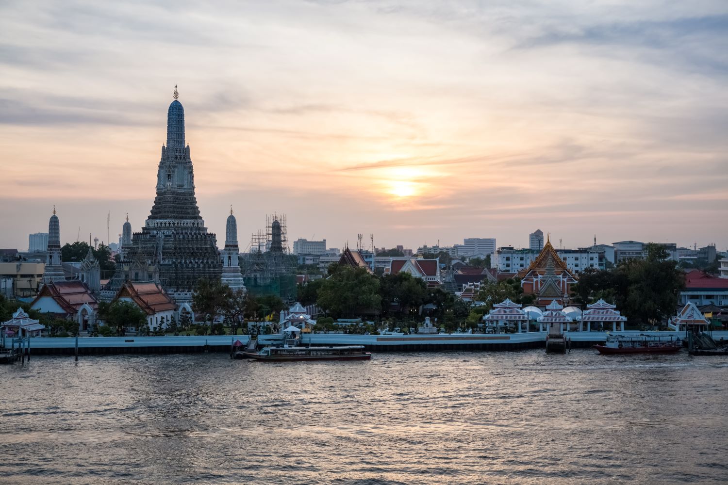ร้านอาหารริมน้ำแม่น้ำเจ้าพระยา